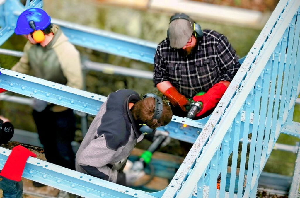 Pose passerelle Chateau de Kermezen Pose passerelle Chateau de Kermezen